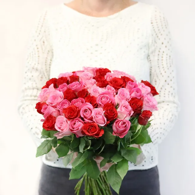 Armful of pink roses Max Havelaar - 40 Roses